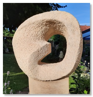 OA_Umschlungen-MöbiusBand_ThüsterKalkstein38x40x22